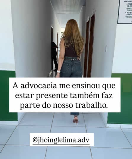 Capa com Jhoingle Lima caminhando no escritório e texto sobre estar presente